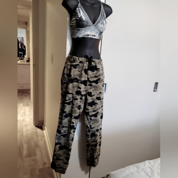 Divided | Woman's Camouflage Ankle Pants | Size 30 - Picture 3 of 15